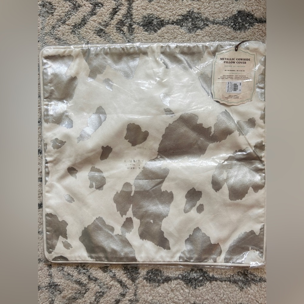 Housse de Coussin Metallic Cowhide Accent Pillow Cover 18” by 18” NWT